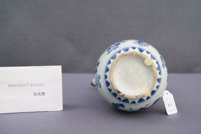Une verseuse en porcelaine de Chine en bleu et blanc &agrave; monture en argent, &eacute;poque Transition