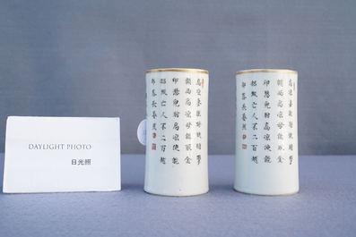Une paire de pots &agrave; pinceaux en porcelaine de Chine famille rose &agrave; d&eacute;cor 'Wu Shuang Pu', marque et &eacute;poque de Daoguang