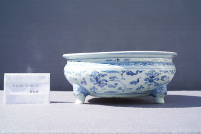 Un br&ucirc;le-parfum tripod en porcelaine de Chine en bleu et blanc, Ming