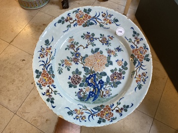 Een polychrome Delftse schotel met fijn floraal decor, 18e eeuw
