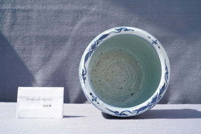 Un br&ucirc;le-parfum tripod en porcelaine de Chine en bleu et blanc, Ming
