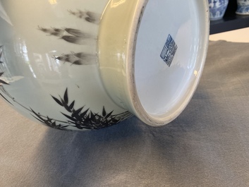 Een Chinese celadon-geglazuurde 'hu' vaas met bamboetakken, Qianlong merk, 20e eeuw