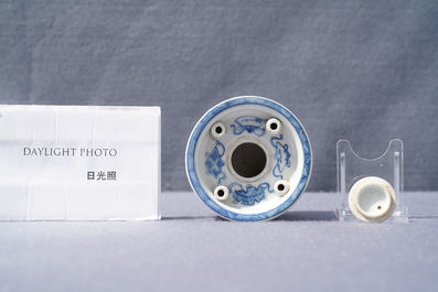 Een Chinese blauw-witte inktpot met decor van antiquiteiten, Kangxi