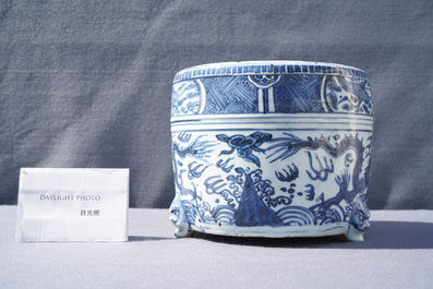 Un br&ucirc;le-parfum tripod en porcelaine de Chine en bleu et blanc, Ming