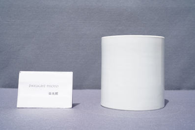 Een Chinese monochrome witte penselenbeker, 19/20e eeuw