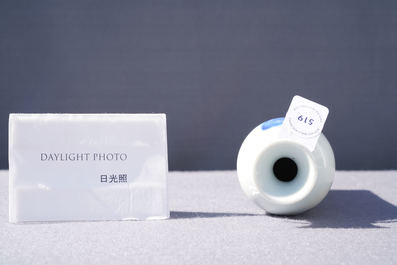 Een Chinese blauw-witte rouleau vaas met een figuur in een landschap, Transitie periode