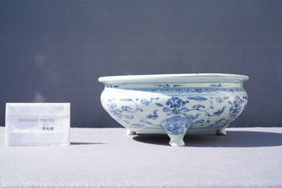 Un br&ucirc;le-parfum tripod en porcelaine de Chine en bleu et blanc, Ming