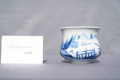 Un br&ucirc;le-parfum en porcelaine de Chine en bleu et blanc &agrave; d&eacute;cor de figures dans un paysage, Kangxi