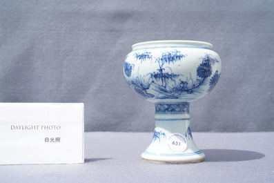 Een Chinese blauw-witte stem cup met floraal decor, Kangxi/Yongzheng