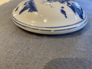Un pot couvert en porcelaine de Chine en bleu et blanc &agrave; d&eacute;cor de figures dans un paysage, &eacute;poque Transition