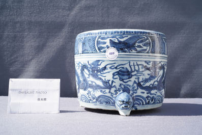 Un br&ucirc;le-parfum tripod en porcelaine de Chine en bleu et blanc, Ming