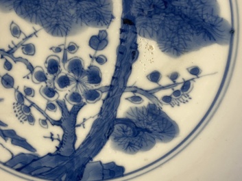 Een Chinese blauw-witte 'Drie vrienden van de winter' kom, Kangxi merk en periode