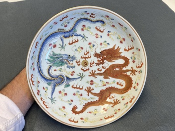Een Chinese famille rose 'draken' schotel, Guangxu merk en periode
