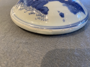 Un pot couvert en porcelaine de Chine en bleu et blanc &agrave; d&eacute;cor de figures dans un paysage, &eacute;poque Transition