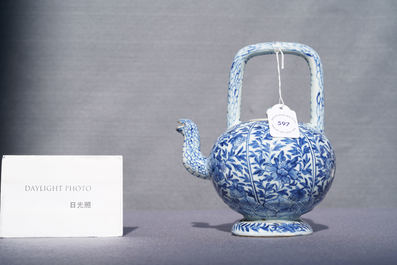 Une th&eacute;i&egrave;re couverte en porcelaine de Chine en bleu et blanc, Kangxi