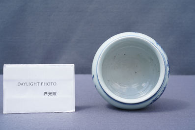 Een Chinese blauw-witte stem cup met floraal decor, Kangxi/Yongzheng