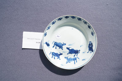 Une coupe en porcelaine de Chine en bleu et blanc de type ko-sometsuke pour le march&eacute; japonais, &eacute;poque Transition