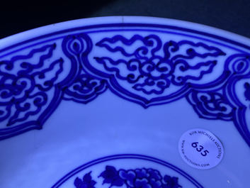 Een Chinese blauw-witte kom met pioenslingers, Xuande merk, Kangxi