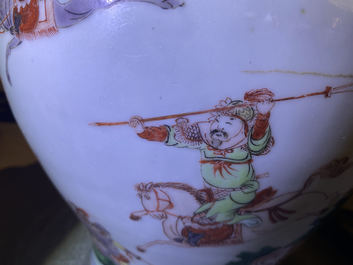 Een Chinese famille verte dekselvaas met ruiters te paard, Kangxi