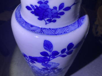 Een Chinese blauw-witte rouleau vaas met floraal decor, Kangxi