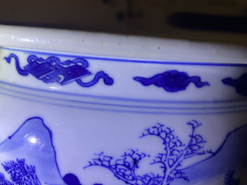 Un br&ucirc;le-parfum tripod en porcelaine de Chine en bleu et blanc, Kangxi
