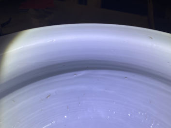 Un br&ucirc;le-parfum tripod en porcelaine de Chine en bleu et blanc, Kangxi
