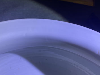 Un br&ucirc;le-parfum tripod en porcelaine de Chine en bleu et blanc, Kangxi