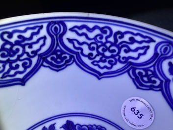 Een Chinese blauw-witte kom met pioenslingers, Xuande merk, Kangxi