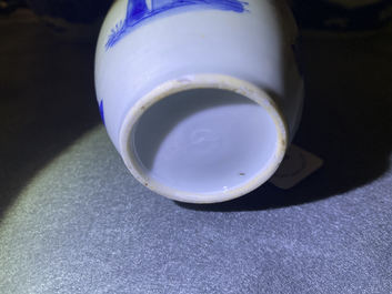 Een Chinese blauw-witte theebus met deksel, Kangxi