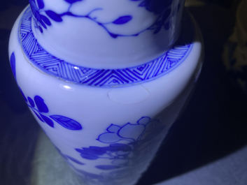 Een Chinese blauw-witte rouleau vaas met floraal decor, Kangxi