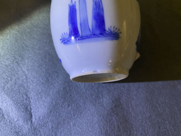 Een Chinese blauw-witte theebus met deksel, Kangxi