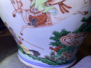 Een Chinese famille verte dekselvaas met ruiters te paard, Kangxi