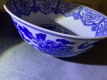 Een Chinese blauw-witte kom met pioenslingers, Xuande merk, Kangxi