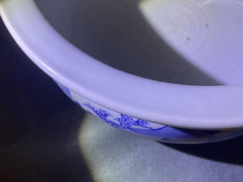 Un br&ucirc;le-parfum tripod en porcelaine de Chine en bleu et blanc, Kangxi