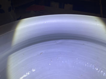 Un br&ucirc;le-parfum tripod en porcelaine de Chine en bleu et blanc, Kangxi