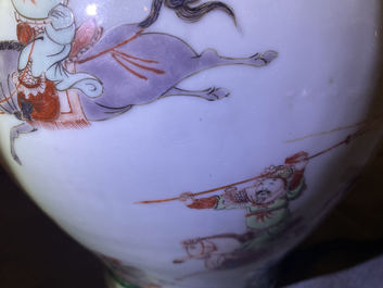 Een Chinese famille verte dekselvaas met ruiters te paard, Kangxi