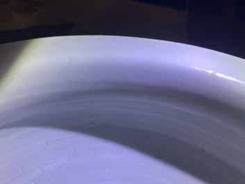 Un br&ucirc;le-parfum tripod en porcelaine de Chine en bleu et blanc, Kangxi