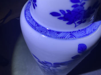 Een Chinese blauw-witte rouleau vaas met floraal decor, Kangxi