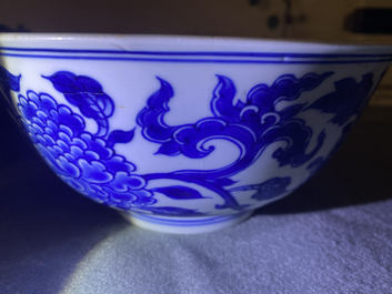 Een Chinese blauw-witte kom met pioenslingers, Xuande merk, Kangxi