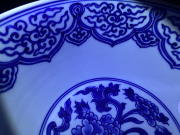 Een Chinese blauw-witte kom met pioenslingers, Xuande merk, Kangxi