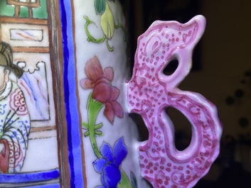 Een paar Chinese famille rose vazen met hofsc&egrave;nes, 19e eeuw