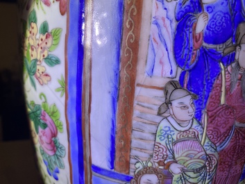 Een paar Chinese famille rose vazen met hofsc&egrave;nes, 19e eeuw