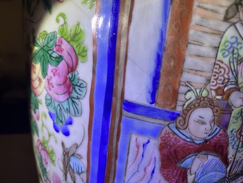 Een paar Chinese famille rose vazen met hofsc&egrave;nes, 19e eeuw