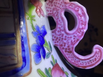 Een paar Chinese famille rose vazen met hofsc&egrave;nes, 19e eeuw
