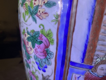 Een paar Chinese famille rose vazen met hofsc&egrave;nes, 19e eeuw