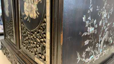 Un cabinet &agrave; deux portes en bois sculpt&eacute; incrust&eacute; de nacre, Chine ou Vietnam, 19&egrave;me