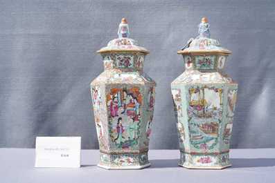 Twee Chinese zeshoekige Canton famille rose dekselvazen, 19e eeuw
