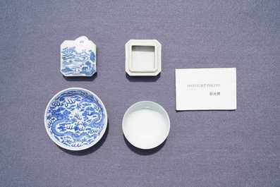 Een Chinees blauw-wit bord, een kom en een dekseldoos, Qianlong en Guangxu merk, 19/20e eeuw