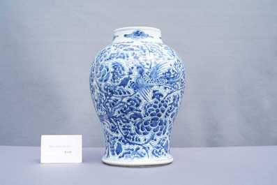 Een Chinese blauw-witte 'feniksen' vaas, Kangxi