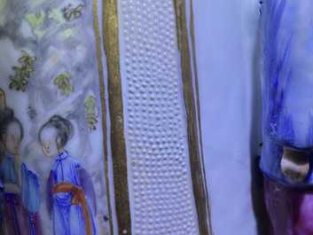 Een Chinese famille rose dekselvaas met mandarijns decor, Qianlong